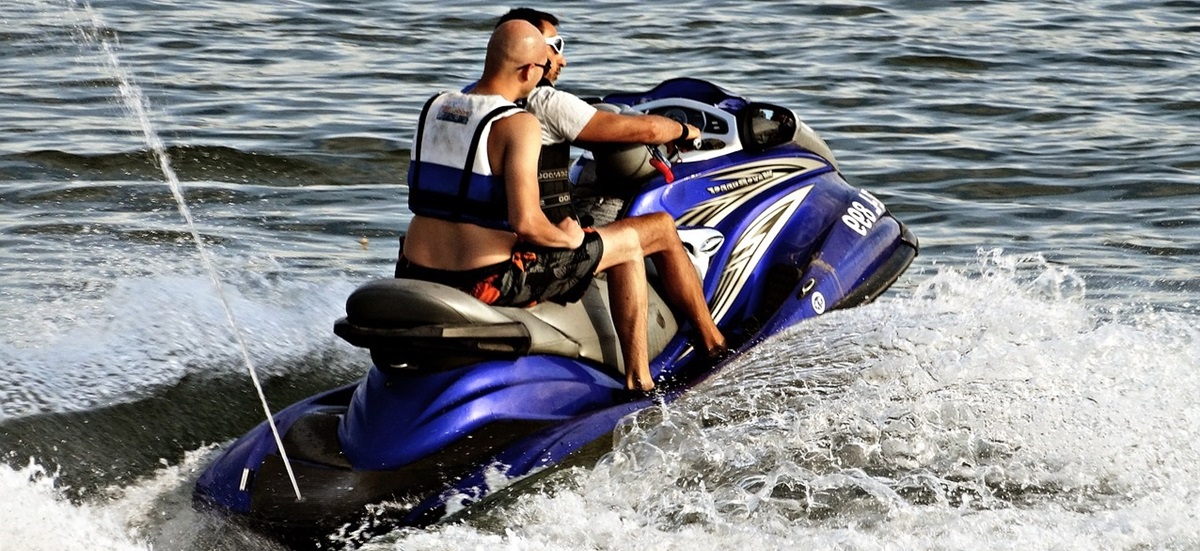 Een waterscooter op het vaarwater