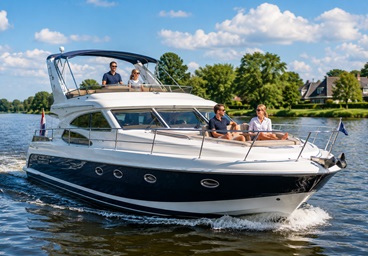mensen aan het varen op een motorjacht
