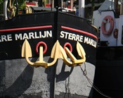 Een ankerlijn van een schip om een bolder op een steiger