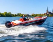 Een speedboot op een vaarwater