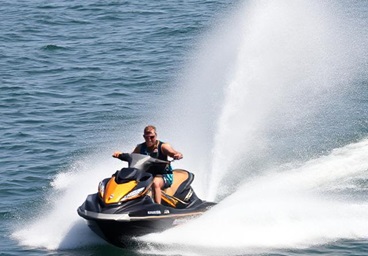 een jetski met waterstaal vaart door het vaarwater