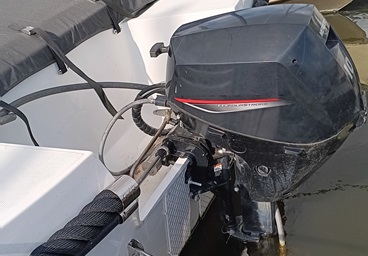 Een buitenboordmotor op een motorboot