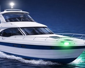 Motorboot in het donker met lichten